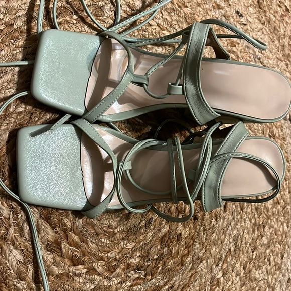 Light green heels with string - Picture 1 of 2